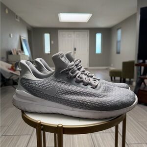 Nike Men's Light Gray Sneakers size 10